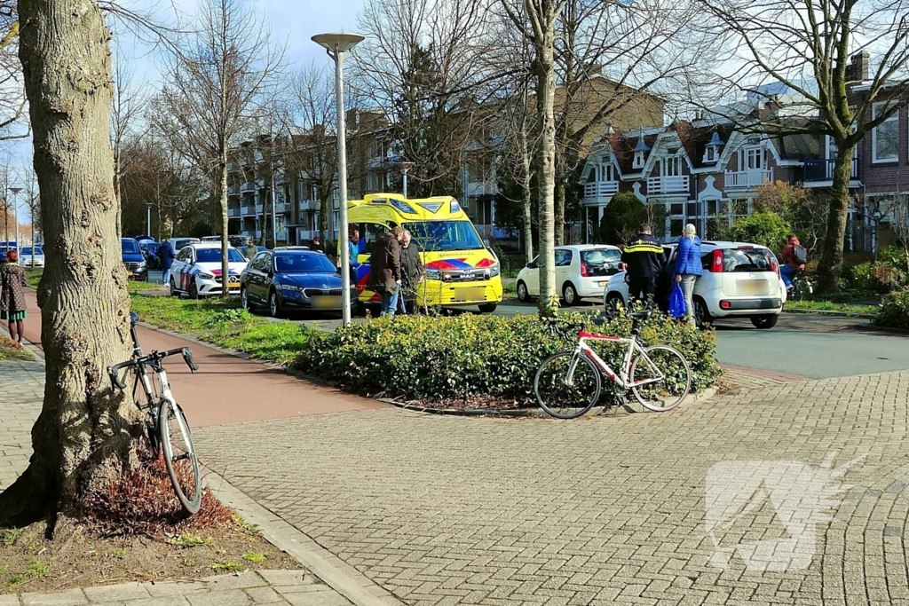 Voetganger komt in botsing met personenauto