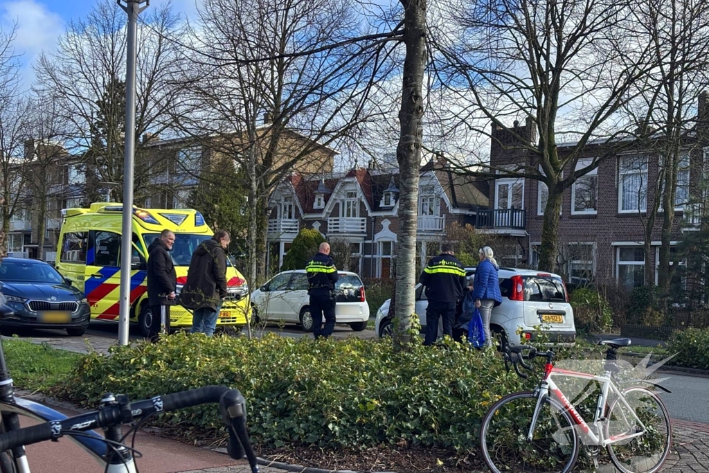 Voetganger komt in botsing met personenauto