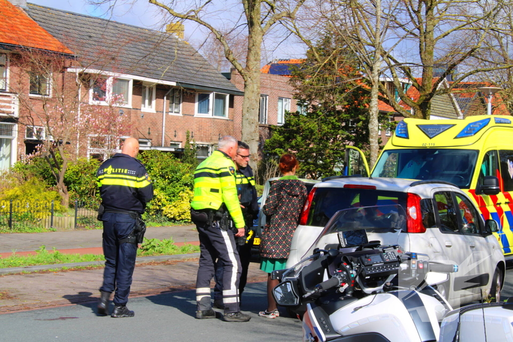 Voetganger komt in botsing met personenauto