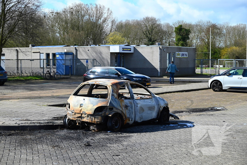 Personenauto volledig uitgebrand; wrak goed zichtbaar in daglicht