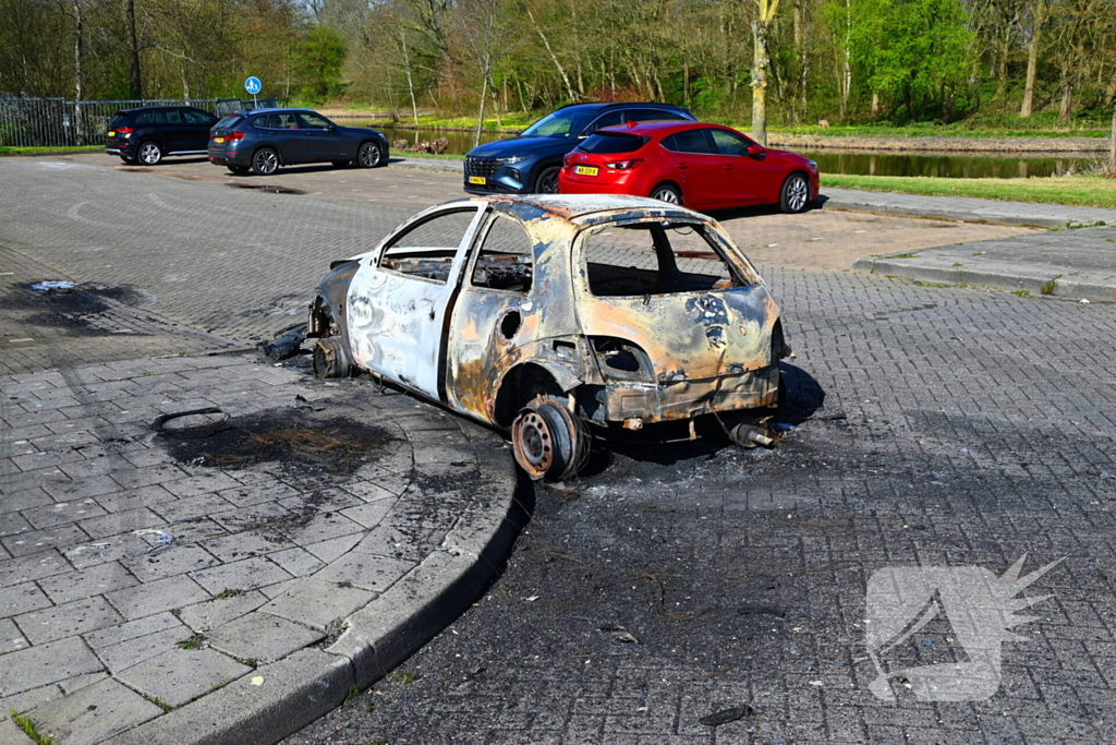 Personenauto volledig uitgebrand; wrak goed zichtbaar in daglicht