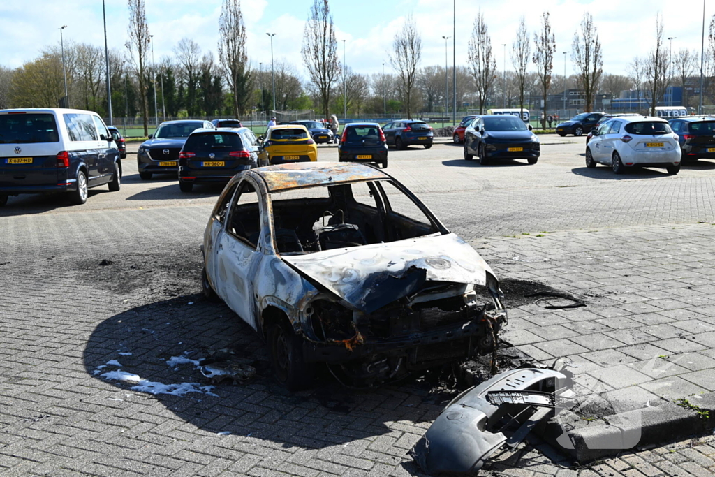 Personenauto volledig uitgebrand; wrak goed zichtbaar in daglicht
