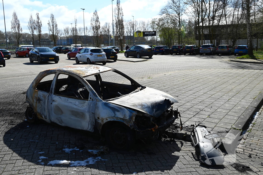 Personenauto volledig uitgebrand; wrak goed zichtbaar in daglicht