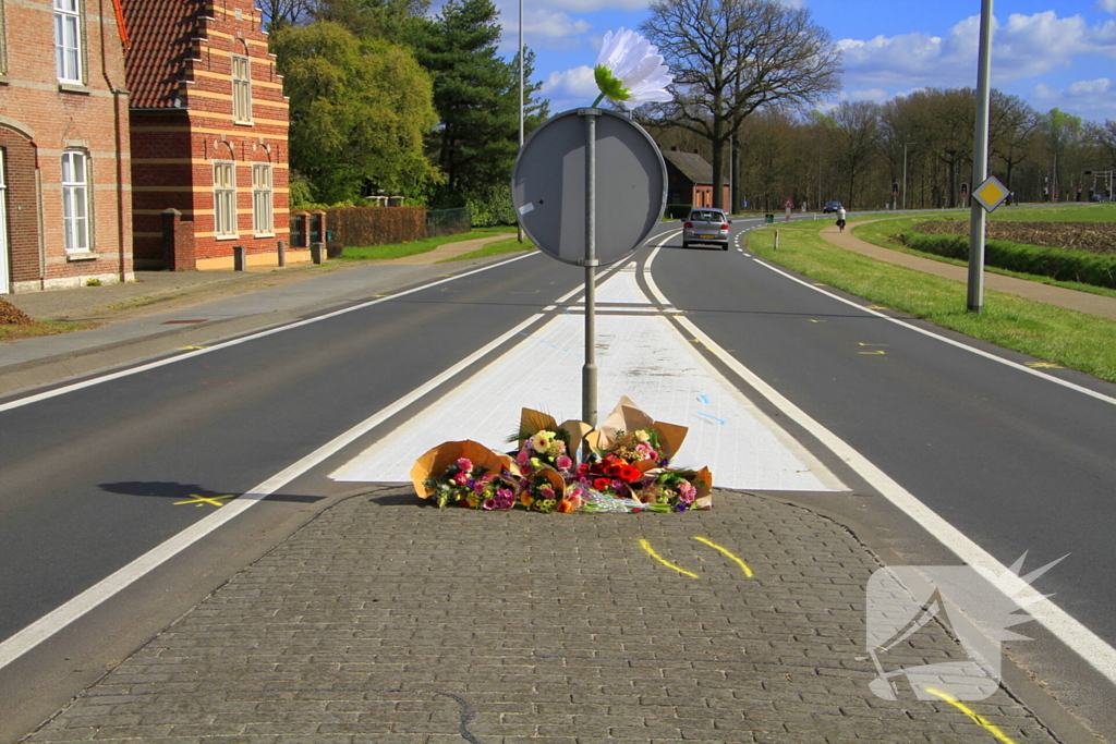 Meerdere bloemen gelegd op plaats dodelijk ongeval
