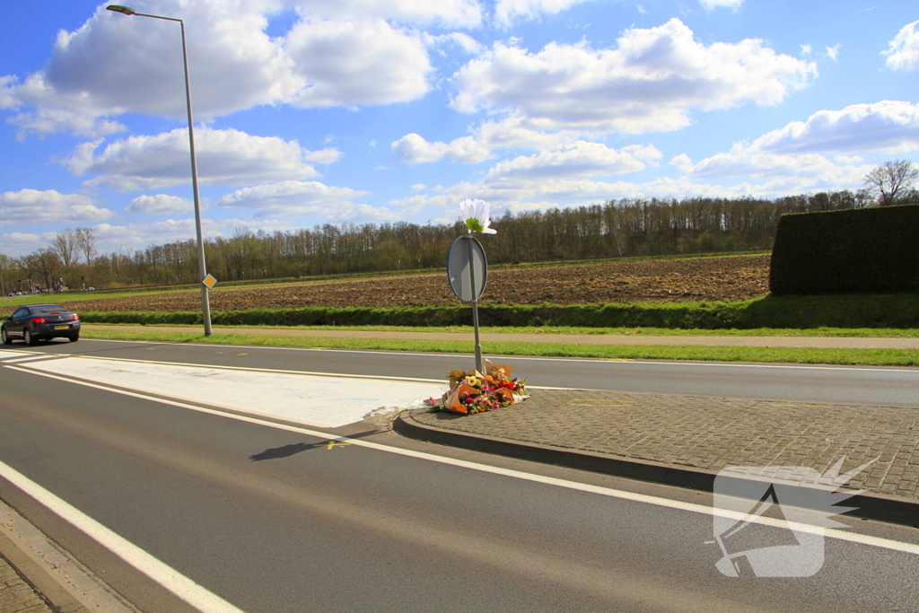 Meerdere bloemen gelegd op plaats dodelijk ongeval