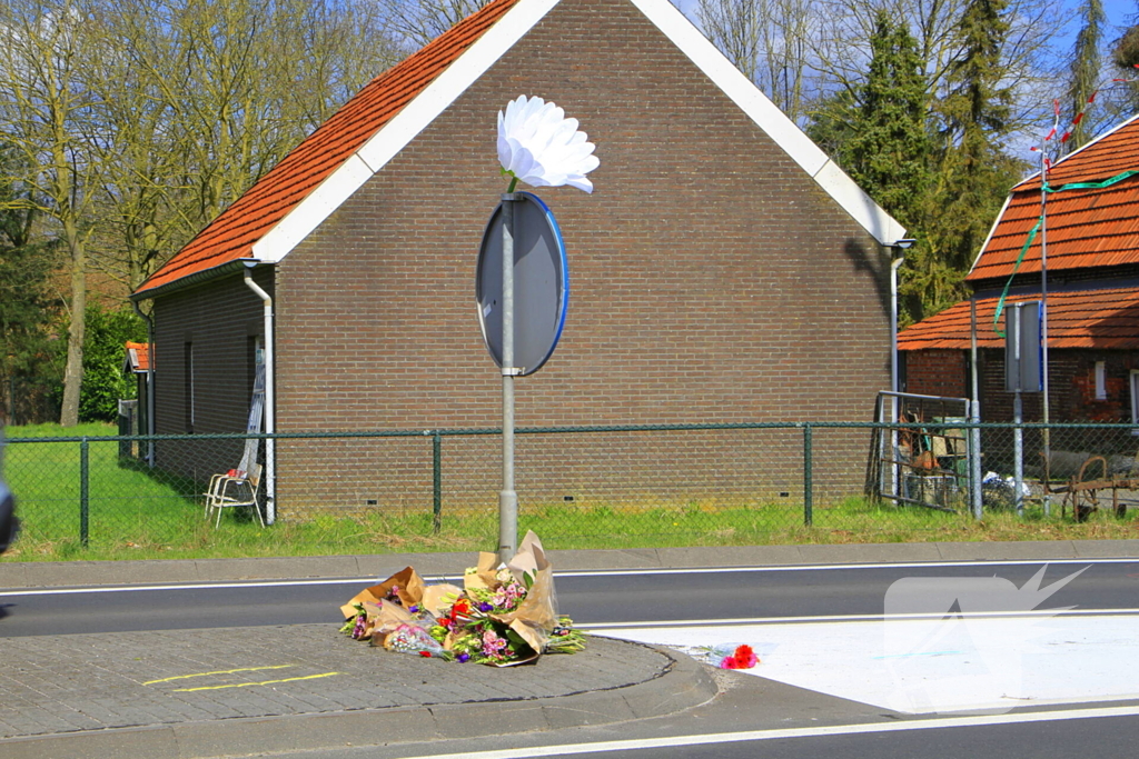 Meerdere bloemen gelegd op plaats dodelijk ongeval