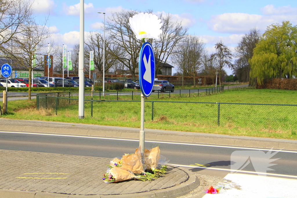 Meerdere bloemen gelegd op plaats dodelijk ongeval