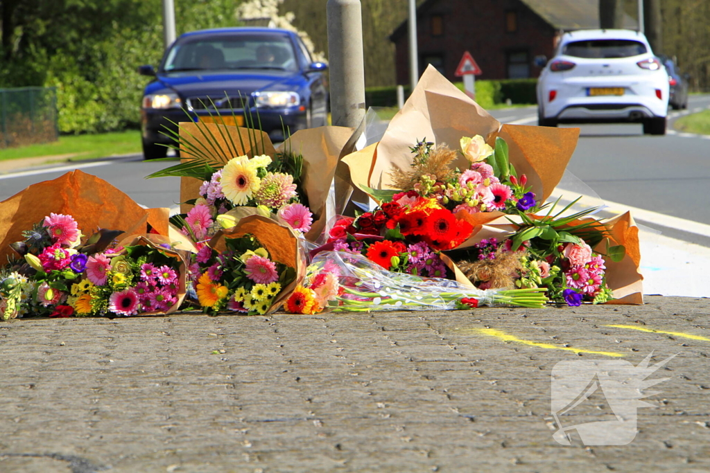Meerdere bloemen gelegd op plaats dodelijk ongeval