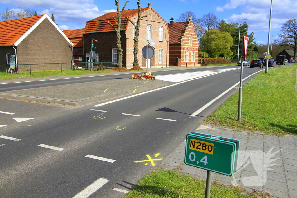 Meerdere bloemen gelegd op plaats dodelijk ongeval