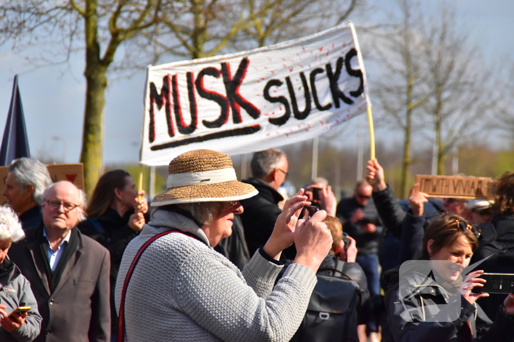 Grote opkomst bij demonstratie tegen Elon Musk en Tesla