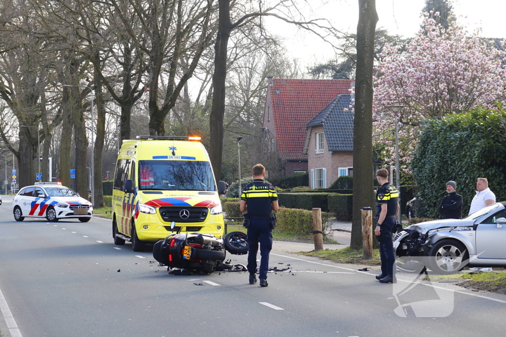 Driewieler motor klapt op auto