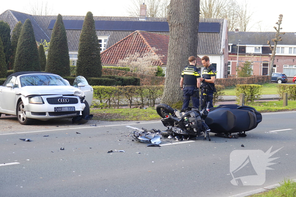 Driewieler motor klapt op auto