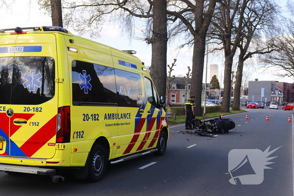 Driewieler motor klapt op auto