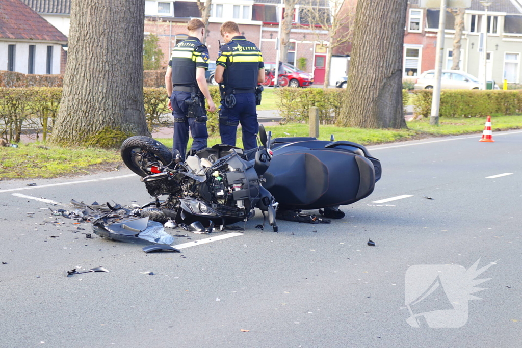 Driewieler motor klapt op auto