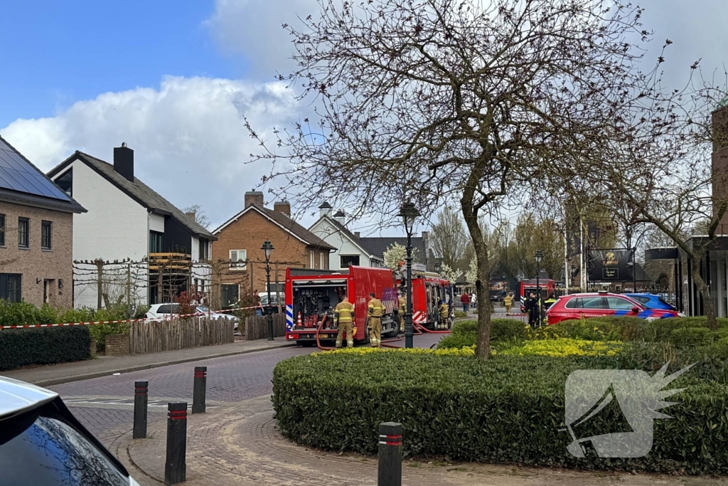 Grote brand bij Villa Maasdonk, rook te zien vanaf A59