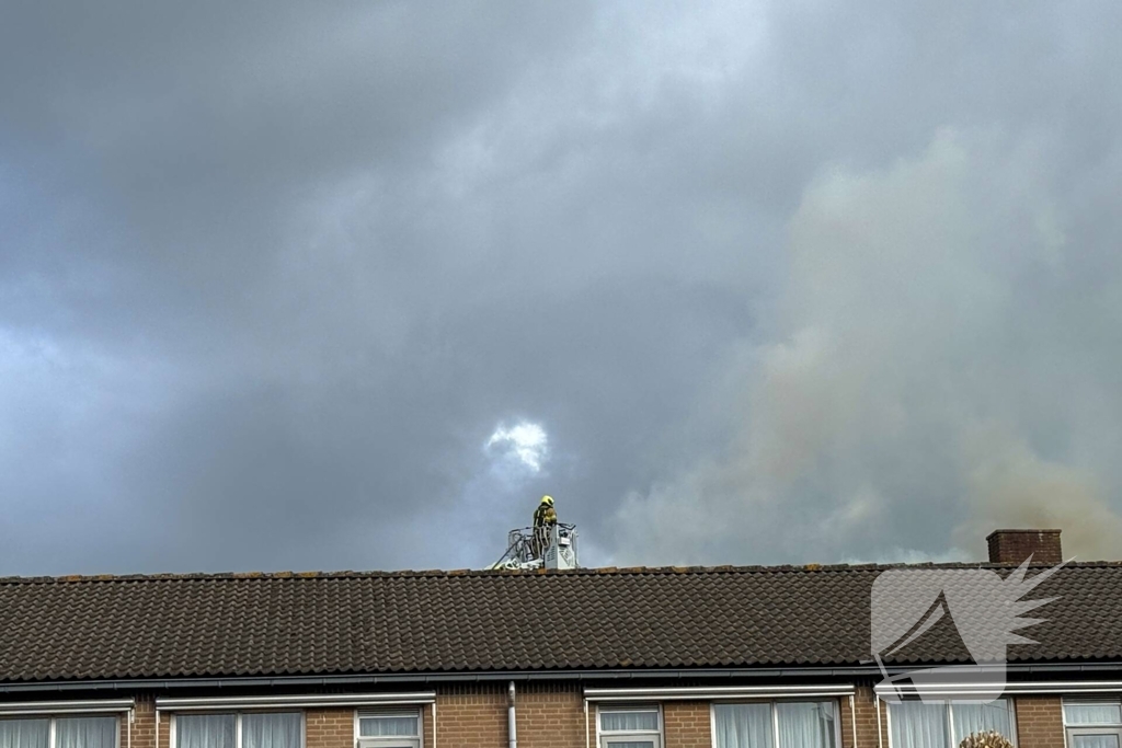 Grote brand bij Villa Maasdonk, rook te zien vanaf A59
