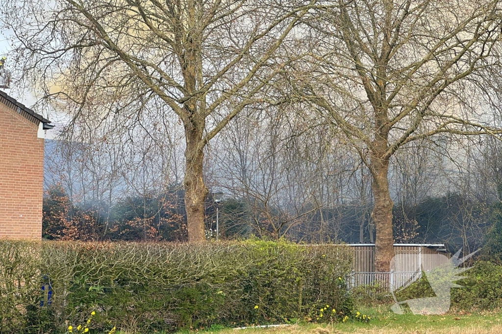 Grote brand bij Villa Maasdonk, rook te zien vanaf A59