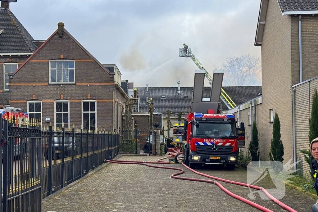Grote brand bij Villa Maasdonk, rook te zien vanaf A59
