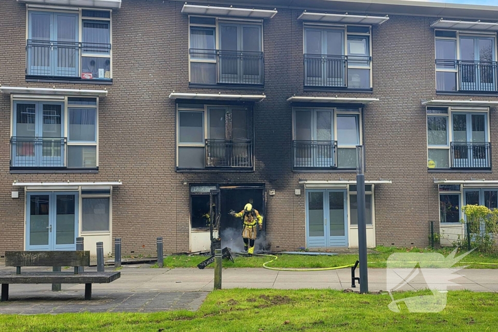 Woning volledig zwart geblakerd door brand, bewoners ontruimd