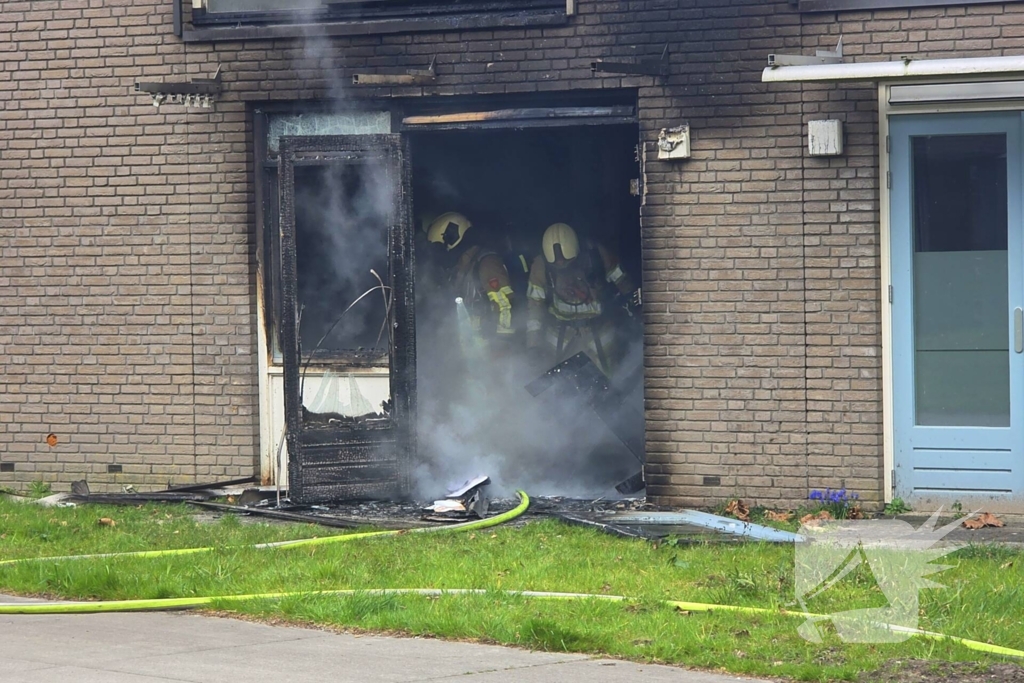 Woning volledig zwart geblakerd door brand, bewoners ontruimd