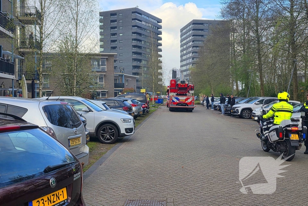 Woning volledig zwart geblakerd door brand, bewoners ontruimd