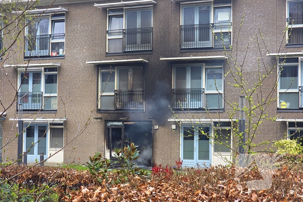 Woning volledig zwart geblakerd door brand, bewoners ontruimd