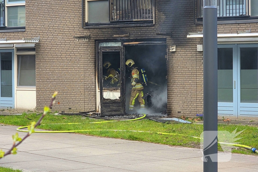Woning volledig zwart geblakerd door brand, bewoners ontruimd