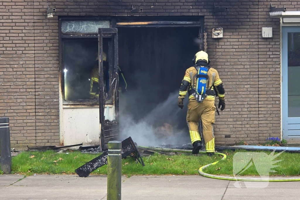 Woning volledig zwart geblakerd door brand, bewoners ontruimd