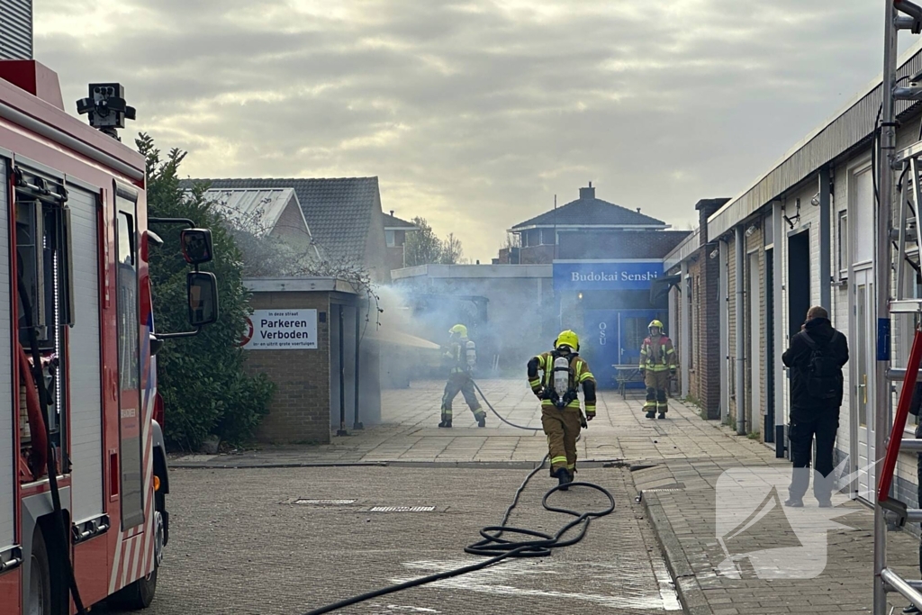 Bank in schuur vat vlam