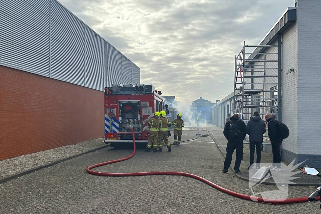 Bank in schuur vat vlam