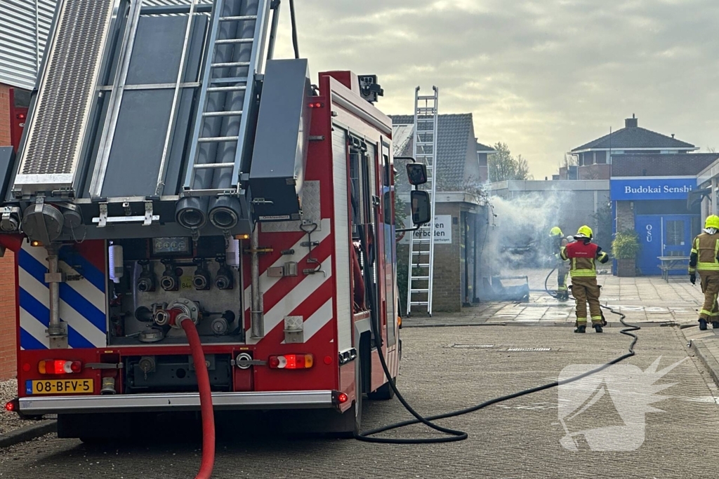 Bank in schuur vat vlam
