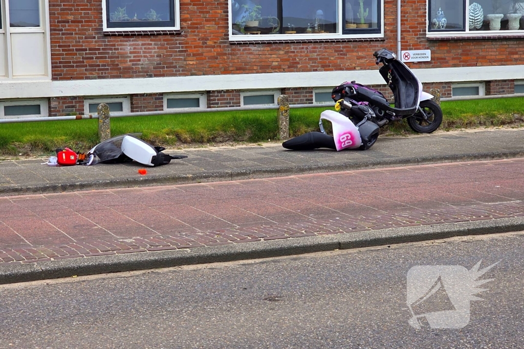 Flinke botsing tussen politiemotor en scooter na achtervolging; weg volledig dicht