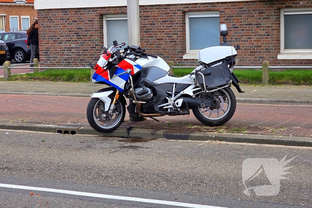 Flinke botsing tussen politiemotor en scooter na achtervolging; weg volledig dicht