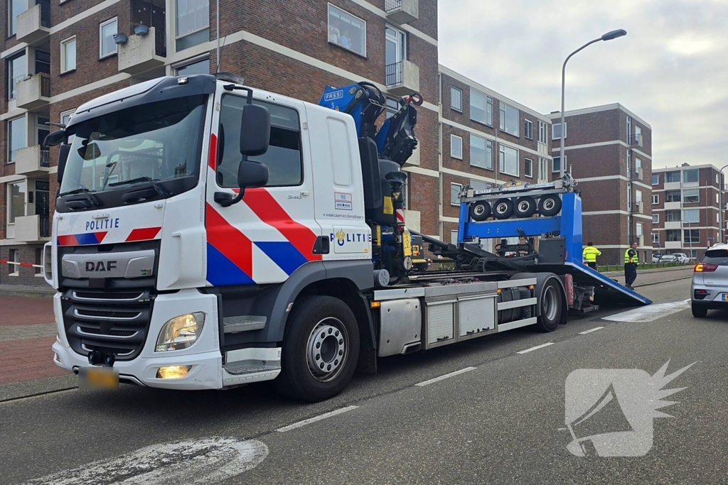 Flinke botsing tussen politiemotor en scooter na achtervolging; weg volledig dicht