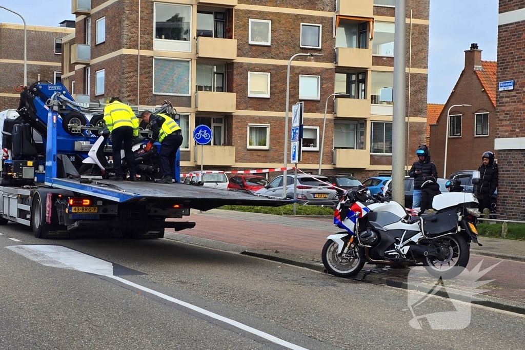 Flinke botsing tussen politiemotor en scooter na achtervolging; weg volledig dicht