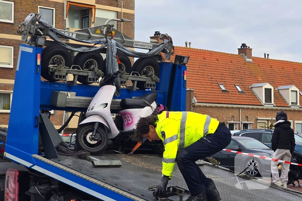 Flinke botsing tussen politiemotor en scooter na achtervolging; weg volledig dicht