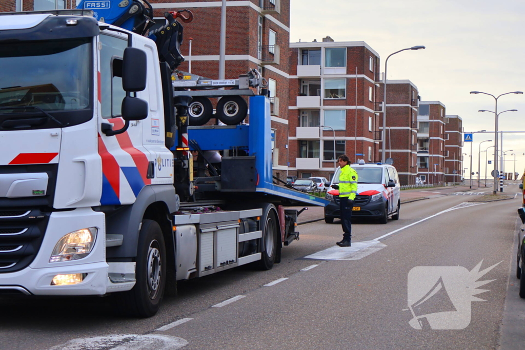 Flinke botsing tussen politiemotor en scooter na achtervolging; weg volledig dicht