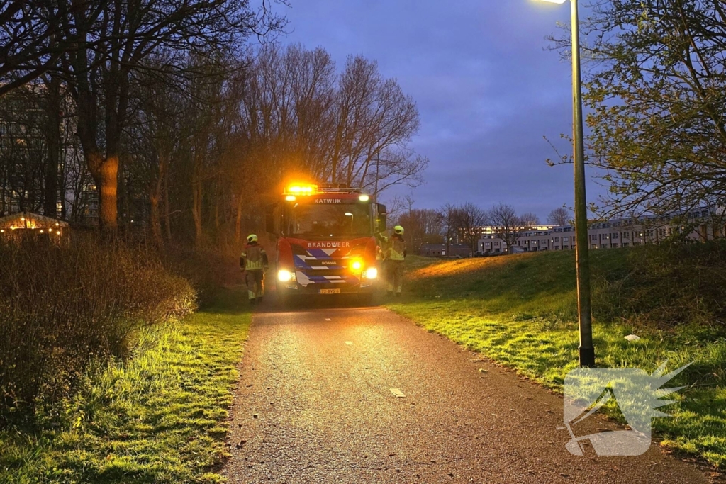 Brandweer dooft smeulende rommel