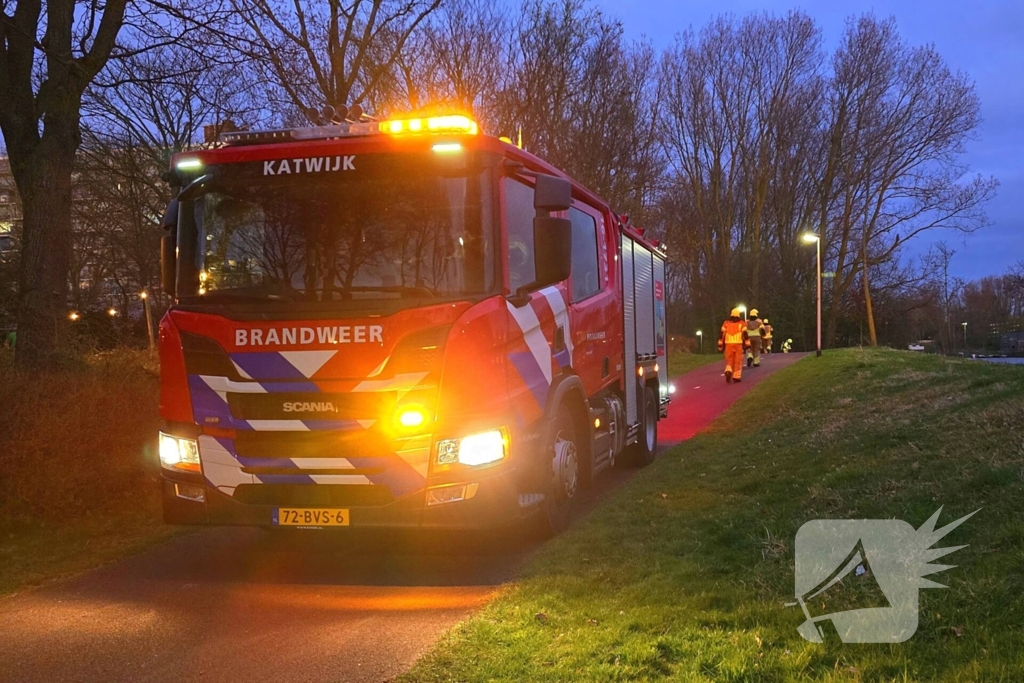 Brandweer dooft smeulende rommel