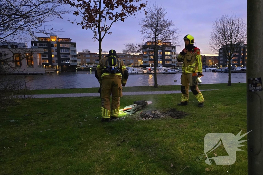 Brandweer dooft smeulende rommel
