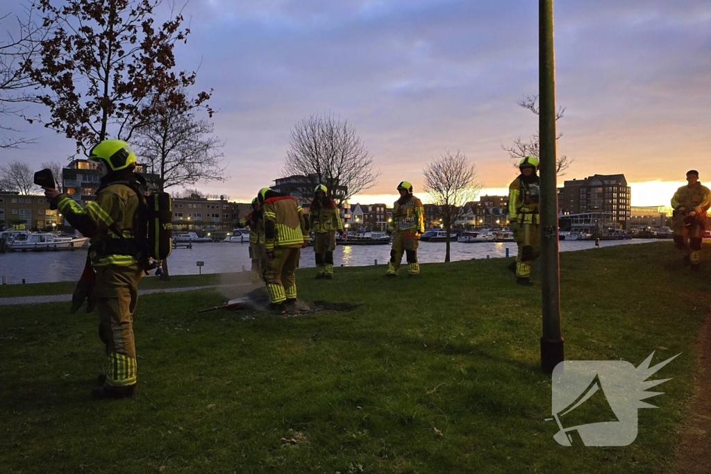 Brandweer dooft smeulende rommel