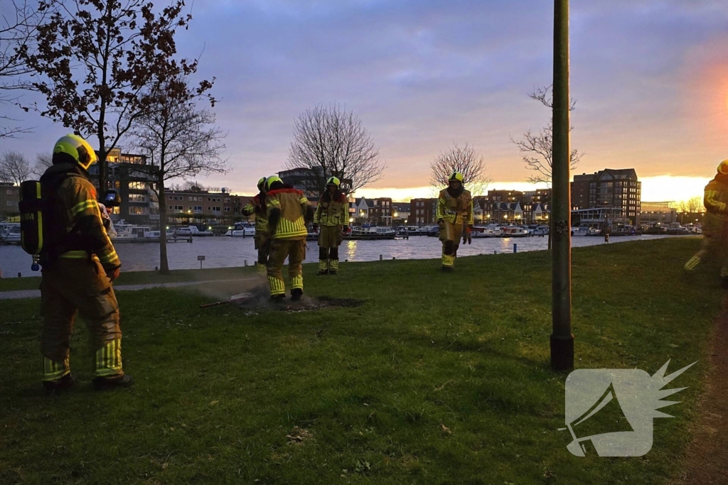 Brandweer dooft smeulende rommel