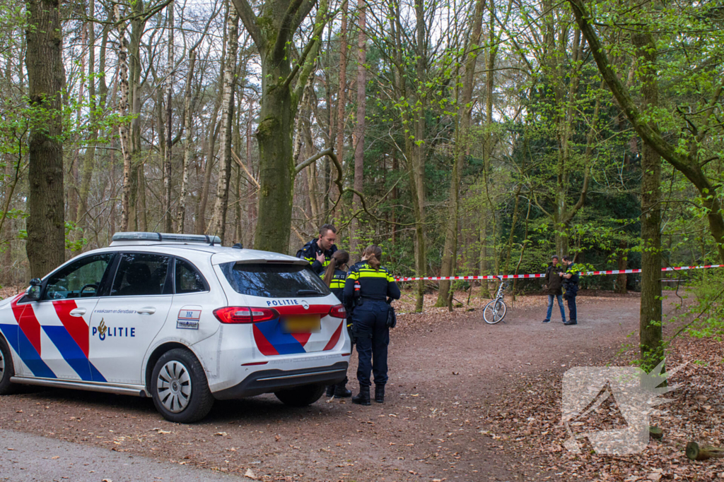 Overleden persoon aangetroffen in bos Politie doet onderzoek