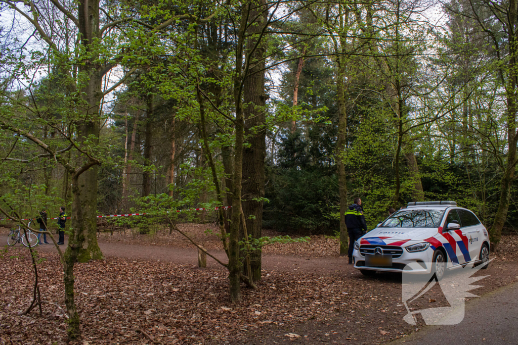Overleden persoon aangetroffen in bos Politie doet onderzoek