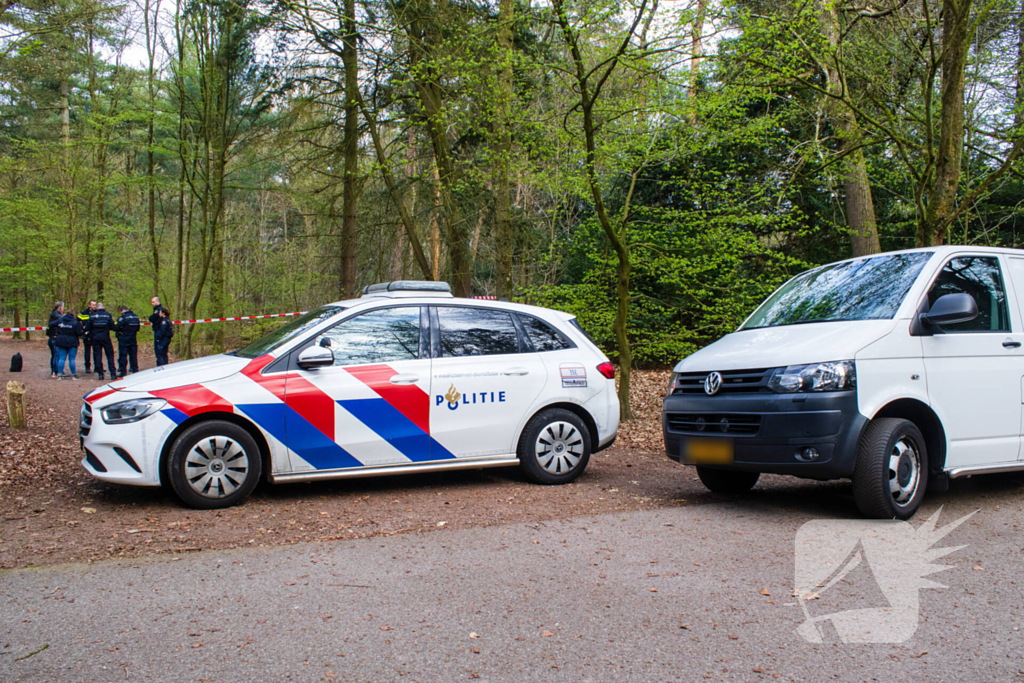 Overleden persoon aangetroffen in bos Politie doet onderzoek