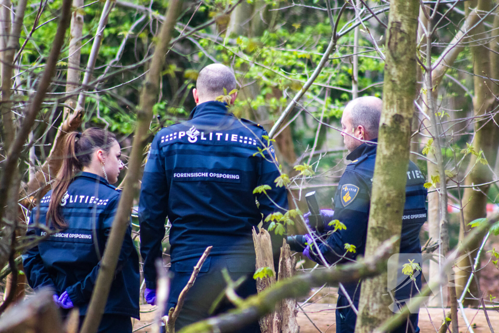 Overleden persoon aangetroffen in bos Politie doet onderzoek