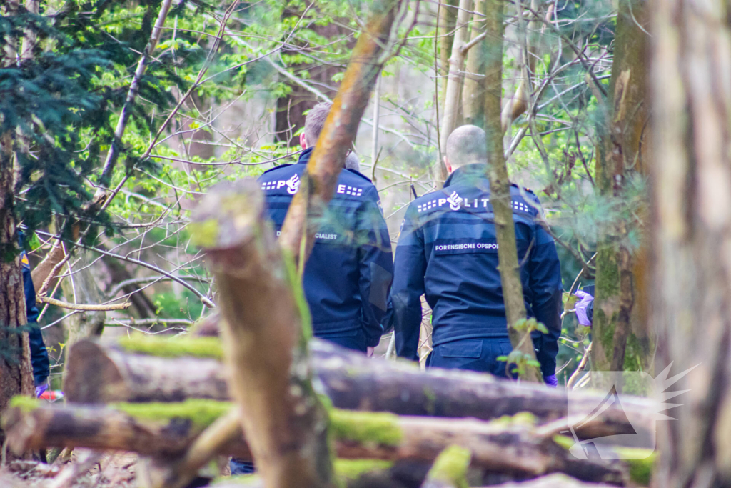 Overleden persoon aangetroffen in bos Politie doet onderzoek