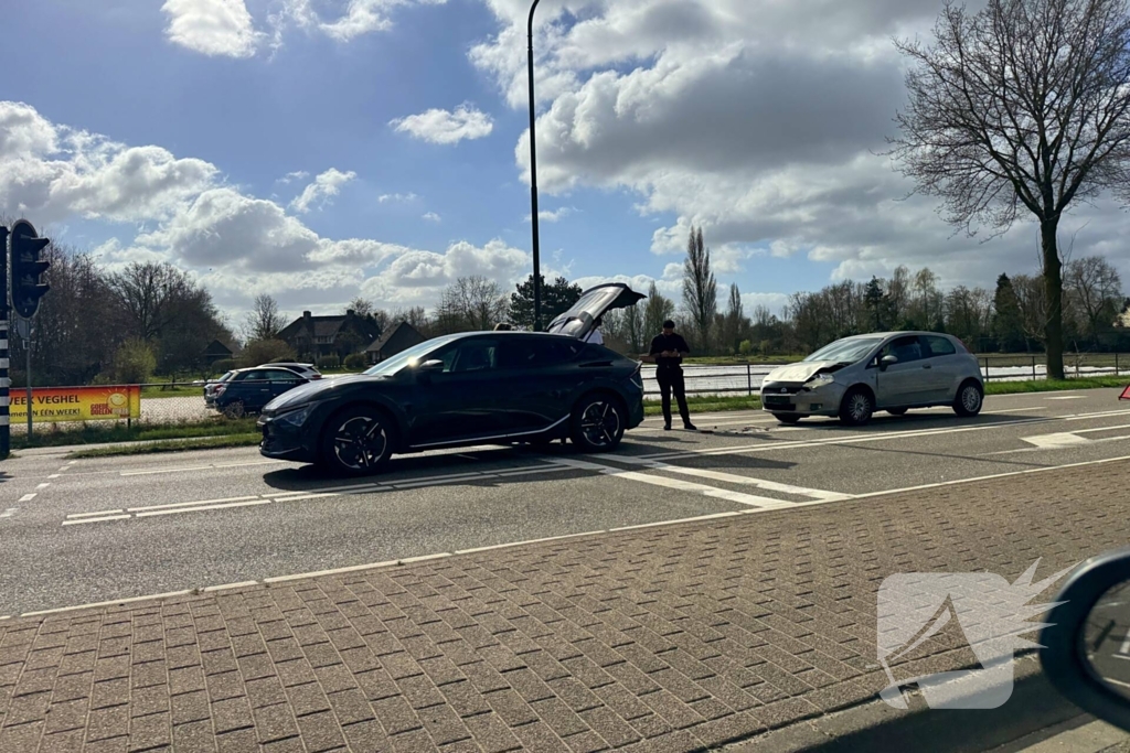 Defect verkeerslicht veroorzaakt kopstaart botsing
