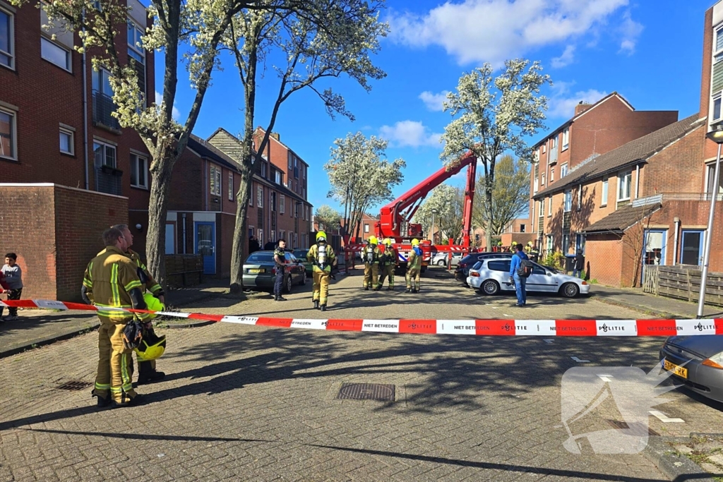 Brandweer schaalt op bij woningbrand