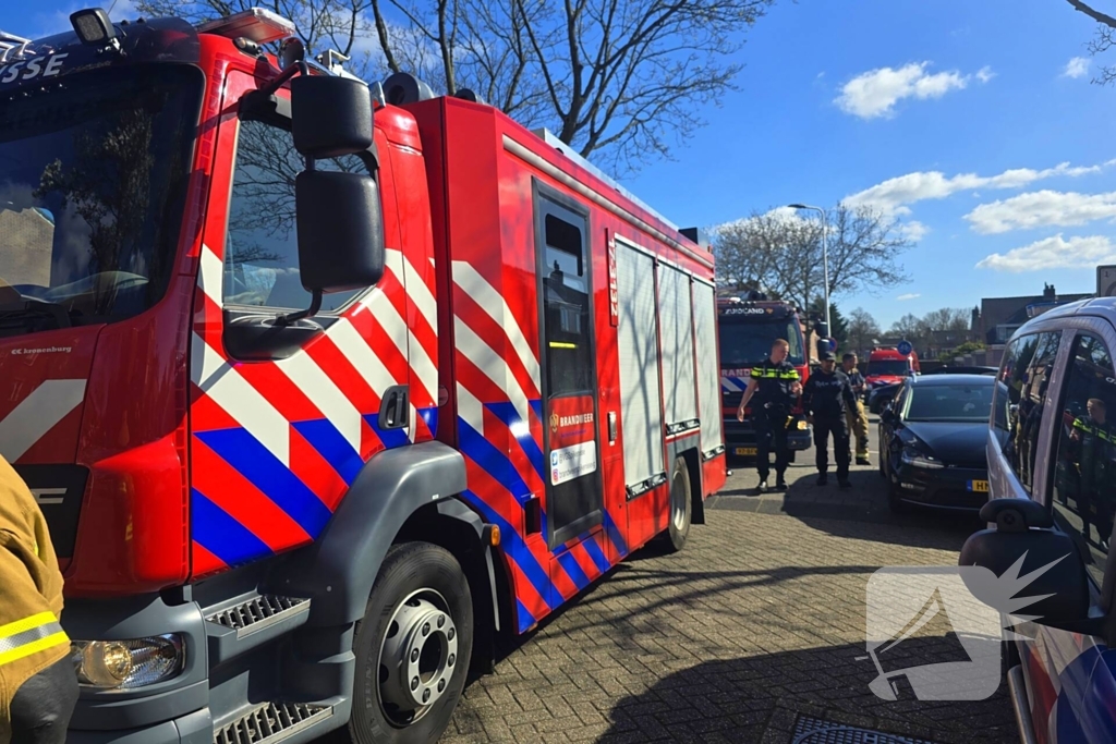 Brandweer schaalt op bij woningbrand